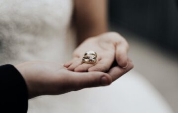 Obrączki ślubne na dłoniach