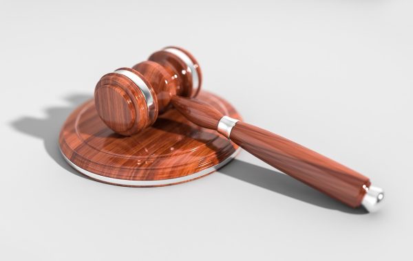 Drewniany młotek sędziowski symbolizujący rozstrzygnięcie sprawy sądowej