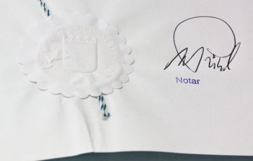 Dokument notarialny z pieczęcią i podpisem notariusza.