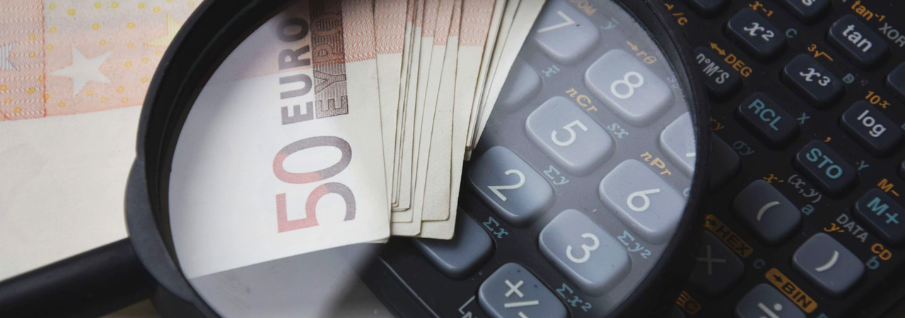 Banknoty euro, kalkulator i lupa symbolizujące analizę finansową przy obliczaniu alimentów.