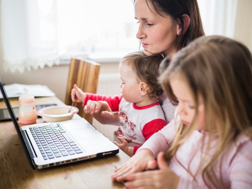 mama wypełnia wniosek z programu Rodzina 800 plus