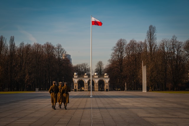 Polska flaga na placu